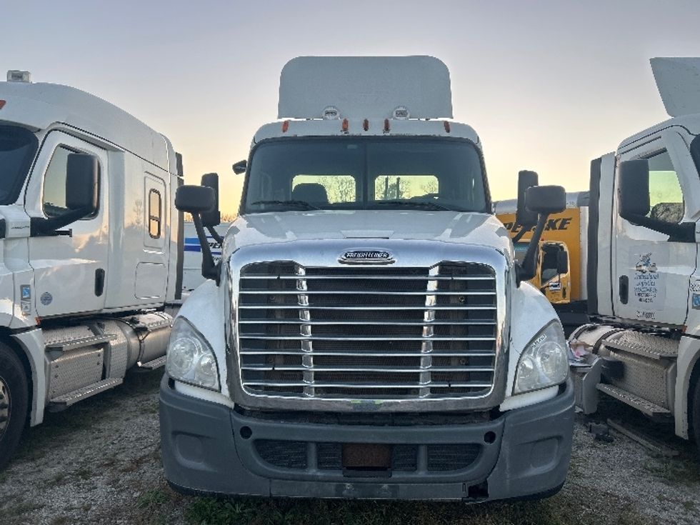 Day Cab Tractor-Heavy Duty Tractors-Freightliner-2012-Cascadia 12564ST-Garden City-GA-389,668\n\t\tmiles-$ 12,000 - Image 2