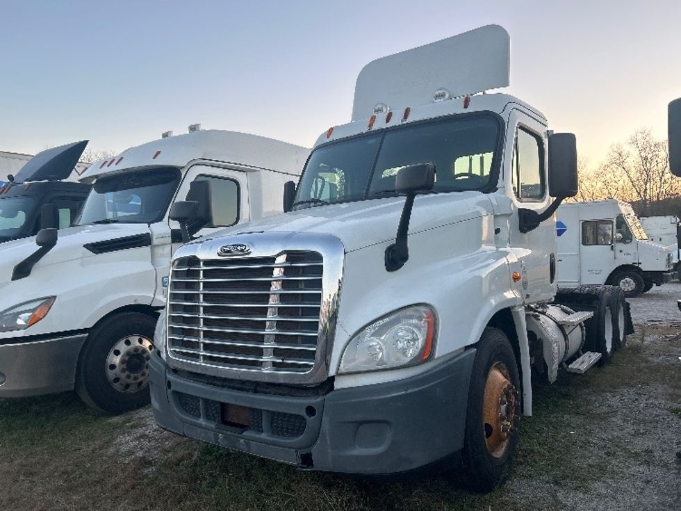Day Cab Tractor-Heavy Duty Tractors-Freightliner-2012-Cascadia 12564ST-Garden City-GA-389,668\n\t\tmiles-$ 12,000 - Image 3