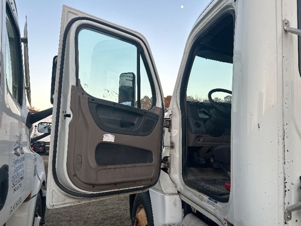 Day Cab Tractor-Heavy Duty Tractors-Freightliner-2012-Cascadia 12564ST-Garden City-GA-389,668\n\t\tmiles-$ 12,000 - Image 7