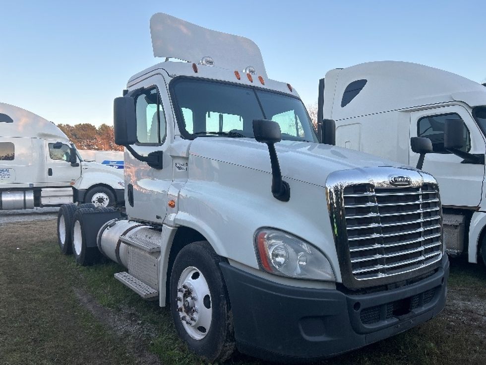 Day Cab Tractor-Heavy Duty Tractors-Freightliner-2012-Cascadia 12564ST-Garden City-GA-437,567\n\t\tmiles-$ 12,000 - Image 1