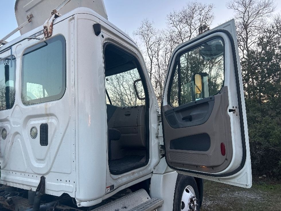 Day Cab Tractor-Heavy Duty Tractors-Freightliner-2012-Cascadia 12564ST-Garden City-GA-437,567\n\t\tmiles-$ 12,000 - Image 10