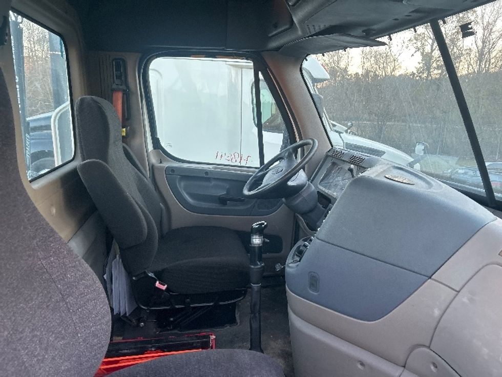 Day Cab Tractor-Heavy Duty Tractors-Freightliner-2012-Cascadia 12564ST-Garden City-GA-437,567\n\t\tmiles-$ 12,000 - Image 12