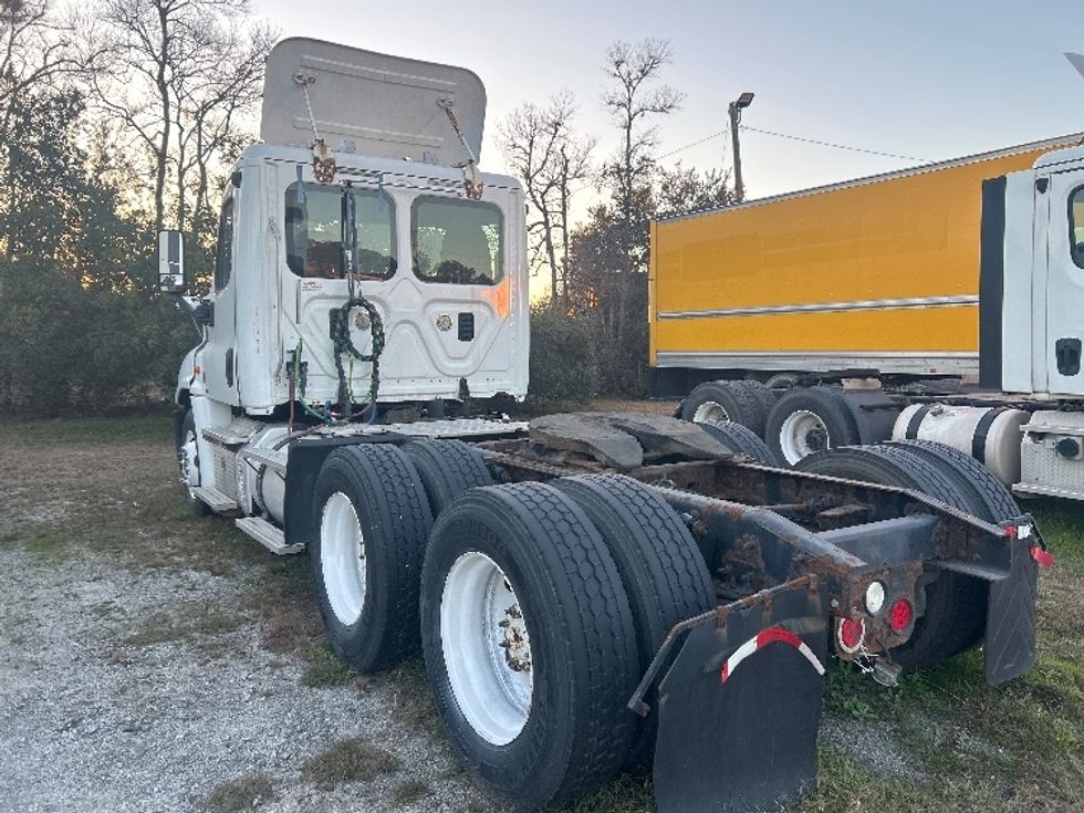 Day Cab Tractor-Heavy Duty Tractors-Freightliner-2012-Cascadia 12564ST-Garden City-GA-437,567\n\t\tmiles-$ 12,000 - Image 4