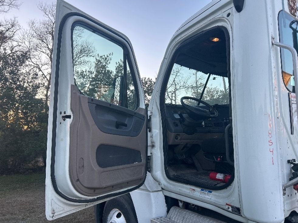 Day Cab Tractor-Heavy Duty Tractors-Freightliner-2012-Cascadia 12564ST-Garden City-GA-437,567\n\t\tmiles-$ 12,000 - Image 7