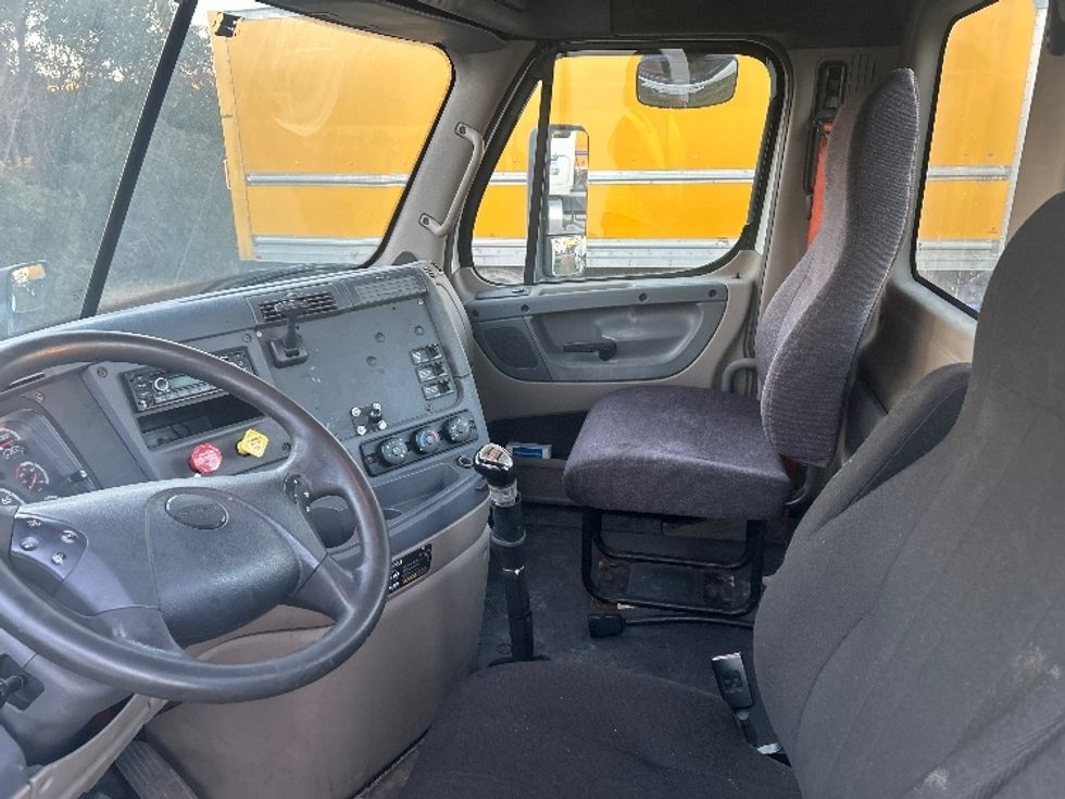 Day Cab Tractor-Heavy Duty Tractors-Freightliner-2012-Cascadia 12564ST-Garden City-GA-437,567\n\t\tmiles-$ 12,000 - Image 8