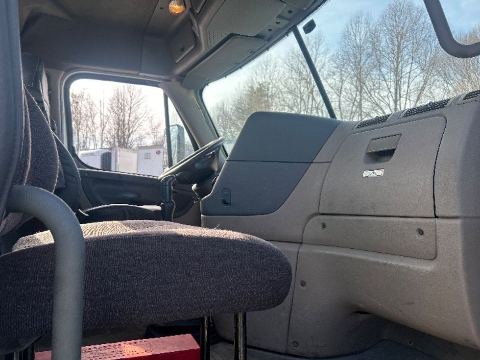 Day Cab Tractor-Heavy Duty Tractors-Freightliner-2012-Cascadia 12564ST-Greensboro-NC-396,007\n\t\tmiles-$ 12,000 - Image 11