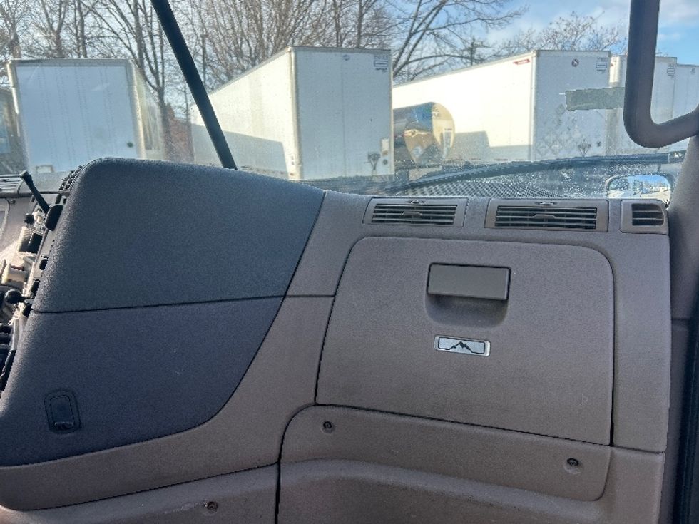 Day Cab Tractor-Heavy Duty Tractors-Freightliner-2012-Cascadia 12564ST-Greensboro-NC-396,007\n\t\tmiles-$ 12,000 - Image 12