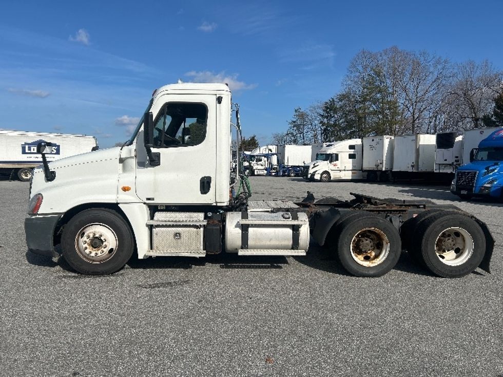 Day Cab Tractor-Heavy Duty Tractors-Freightliner-2012-Cascadia 12564ST-Greensboro-NC-396,007\n\t\tmiles-$ 12,000 - Image 4
