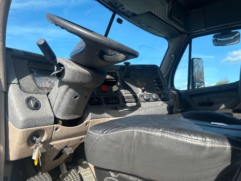 Day Cab Tractor-Heavy Duty Tractors-Freightliner-2012-Cascadia 12564ST-Greensboro-NC-396,007\n\t\tmiles-$ 12,000 - Image 8