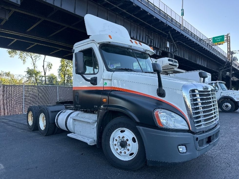 Day Cab Tractor-Heavy Duty Tractors-Freightliner-2012-Cascadia 12564ST-North Bergen-NJ-360,780\n\t\tmiles-$ 15,000 - Image 1