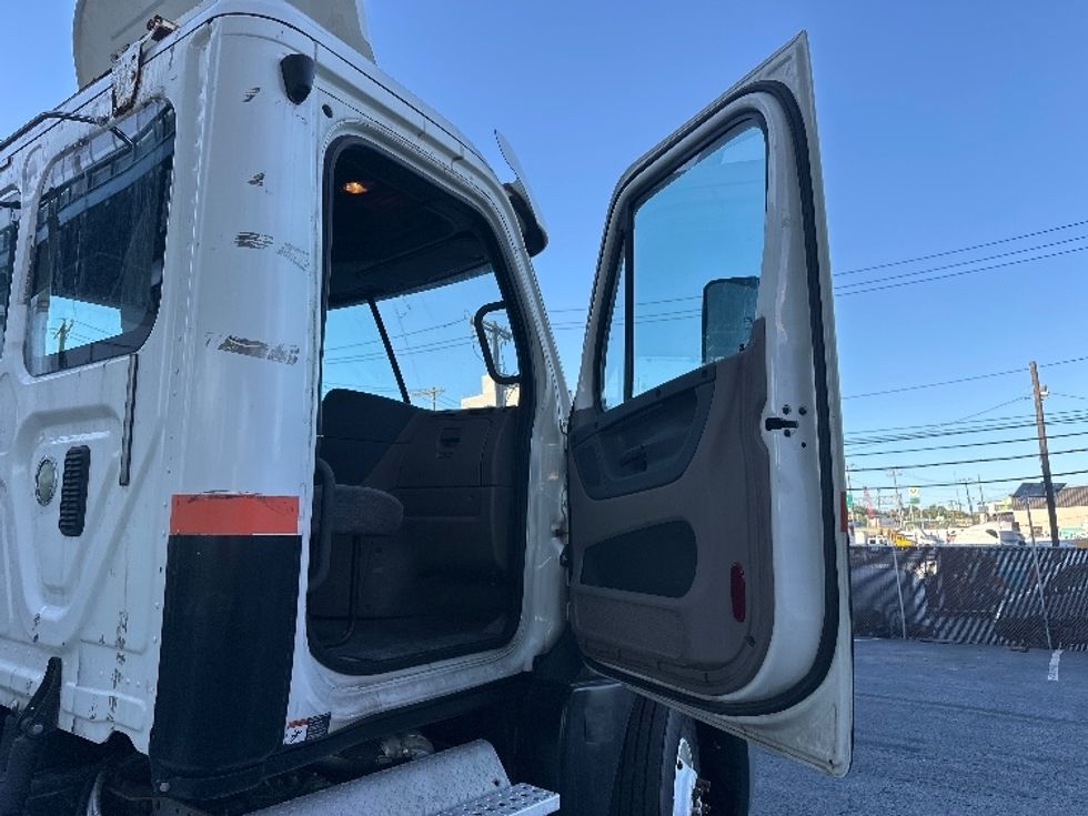 Day Cab Tractor-Heavy Duty Tractors-Freightliner-2012-Cascadia 12564ST-North Bergen-NJ-360,780\n\t\tmiles-$ 15,000 - Image 12