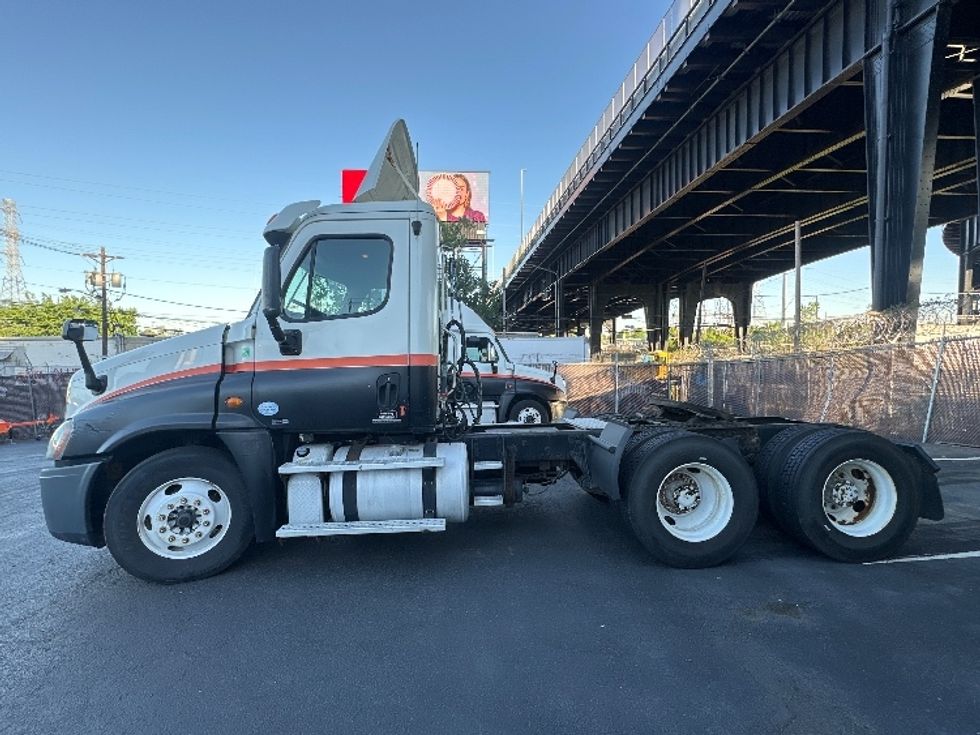Day Cab Tractor-Heavy Duty Tractors-Freightliner-2012-Cascadia 12564ST-North Bergen-NJ-360,780\n\t\tmiles-$ 15,000 - Image 4