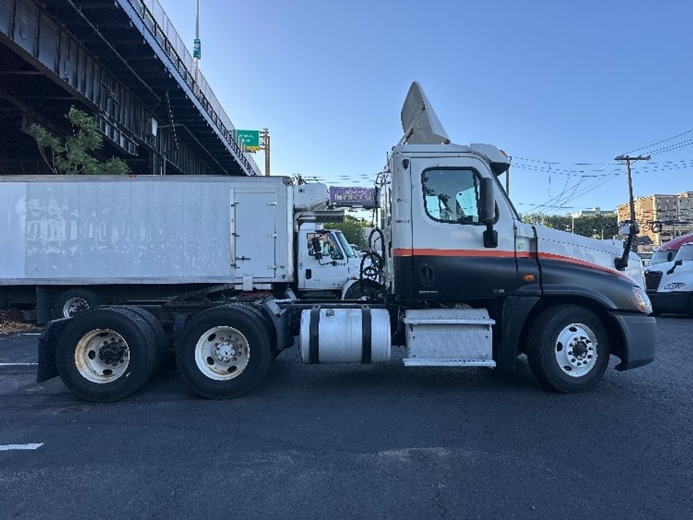 Day Cab Tractor-Heavy Duty Tractors-Freightliner-2012-Cascadia 12564ST-North Bergen-NJ-360,780\n\t\tmiles-$ 15,000 - Image 8