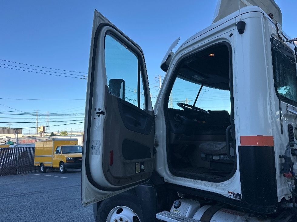 Day Cab Tractor-Heavy Duty Tractors-Freightliner-2012-Cascadia 12564ST-North Bergen-NJ-360,780\n\t\tmiles-$ 15,000 - Image 9