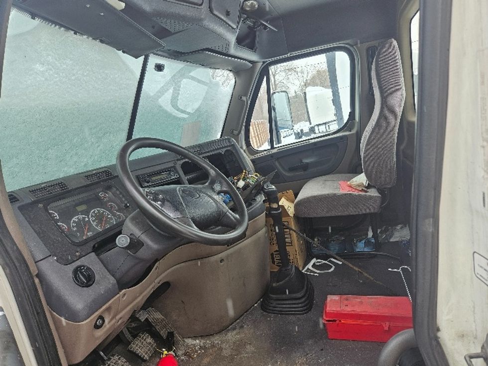 Day Cab Tractor-Heavy Duty Tractors-Freightliner-2012-Cascadia 12564ST-Roseville-MN-308,539\n\t\tmiles-$ 11,000 - Image 10