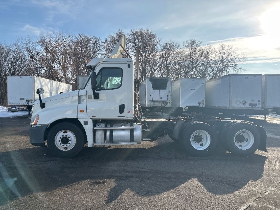 Day Cab Tractor-Heavy Duty Tractors-Freightliner-2012-Cascadia 12564ST-Roseville-MN-407,658\n\t\tmiles-$ 12,000 - Image 4