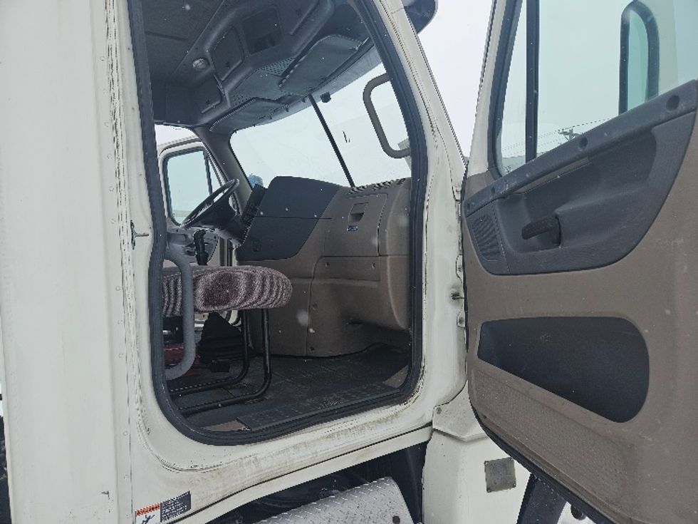 Day Cab Tractor-Heavy Duty Tractors-Freightliner-2012-Cascadia 12564ST-Roseville-MN-515,922\n\t\tmiles-$ 12,000 - Image 12