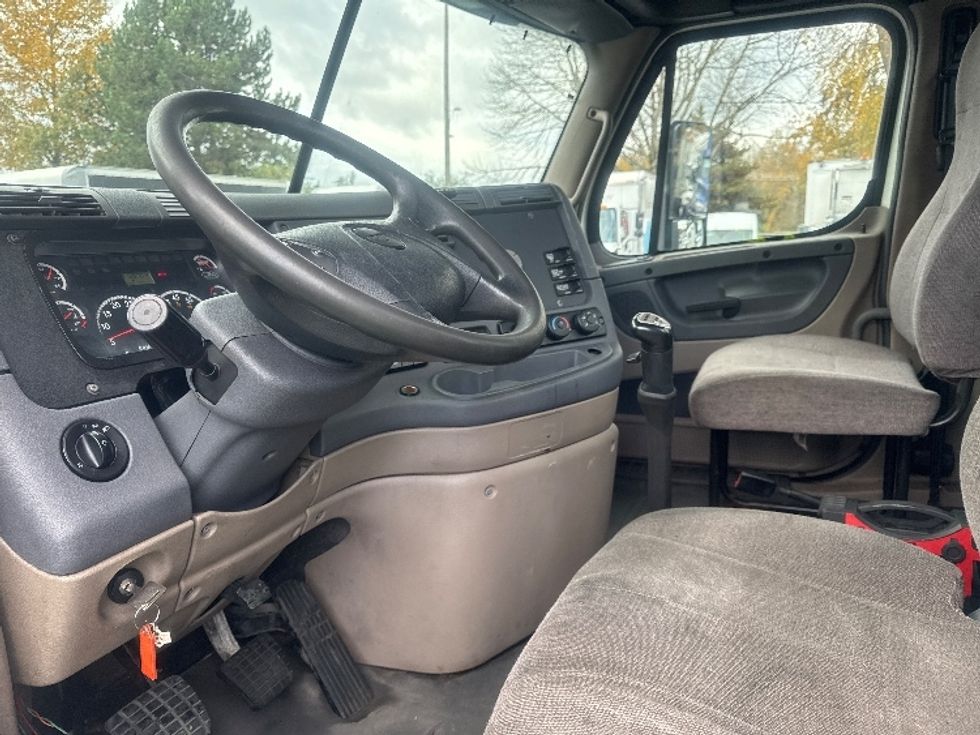 Day Cab Tractor-Heavy Duty Tractors-Freightliner-2012-Cascadia 12564ST-Tukwila-WA-412,869\n\t\tmiles-$ 12,000 - Image 10