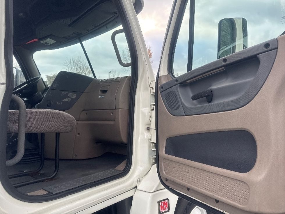 Day Cab Tractor-Heavy Duty Tractors-Freightliner-2012-Cascadia 12564ST-Tukwila-WA-412,869\n\t\tmiles-$ 12,000 - Image 12