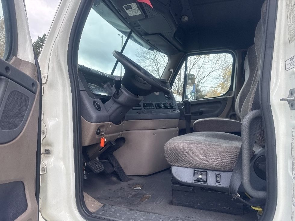 Day Cab Tractor-Heavy Duty Tractors-Freightliner-2012-Cascadia 12564ST-Tukwila-WA-412,869\n\t\tmiles-$ 12,000 - Image 14