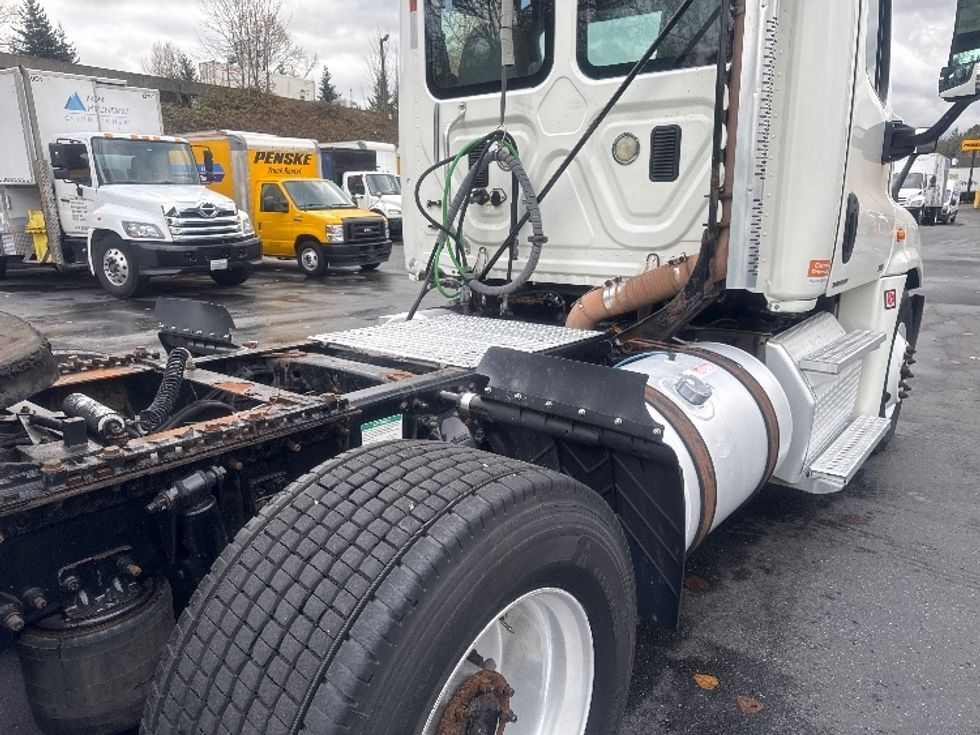 Day Cab Tractor-Heavy Duty Tractors-Freightliner-2012-Cascadia 12564ST-Tukwila-WA-412,869\n\t\tmiles-$ 12,000 - Image 17