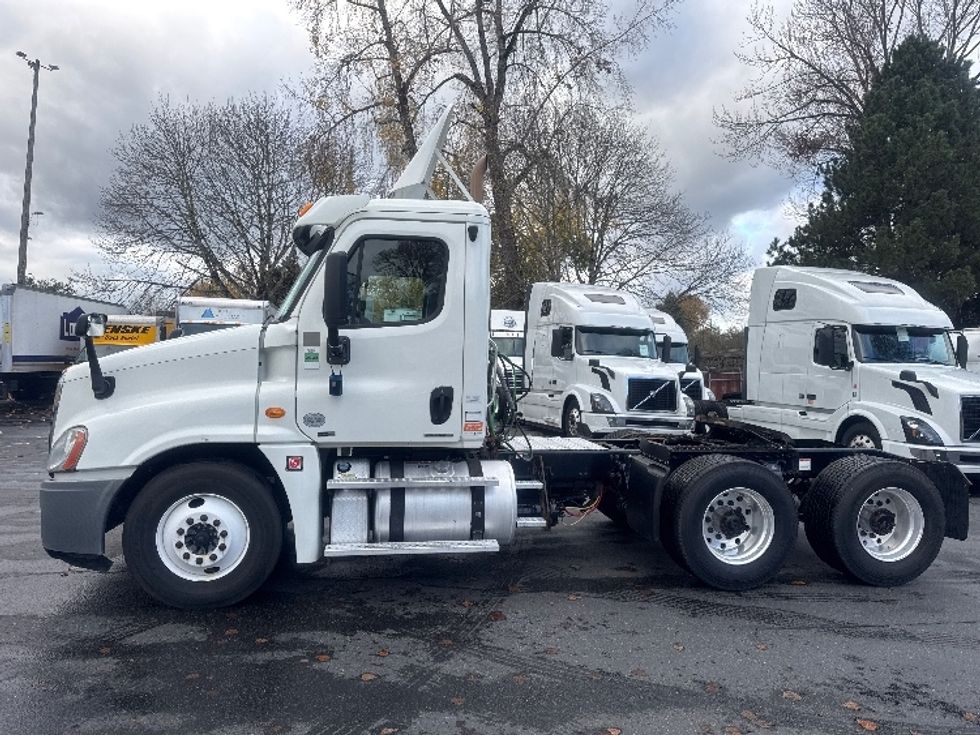 Day Cab Tractor-Heavy Duty Tractors-Freightliner-2012-Cascadia 12564ST-Tukwila-WA-412,869\n\t\tmiles-$ 12,000 - Image 4