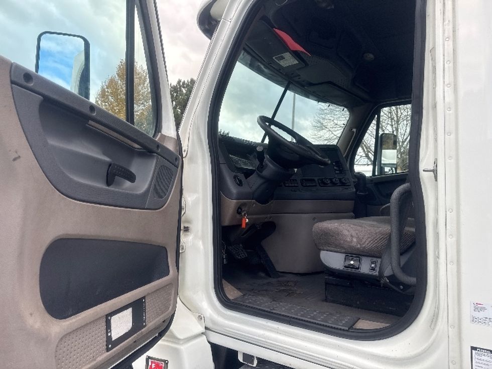 Day Cab Tractor-Heavy Duty Tractors-Freightliner-2012-Cascadia 12564ST-Tukwila-WA-412,869\n\t\tmiles-$ 12,000 - Image 9