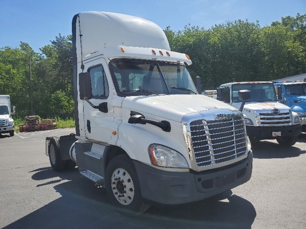 Day Cab Tractor-Heavy Duty Tractors-Freightliner-2013-Cascadia 11342ST-New Bedford-MA-565,942 miles-$ 22,000