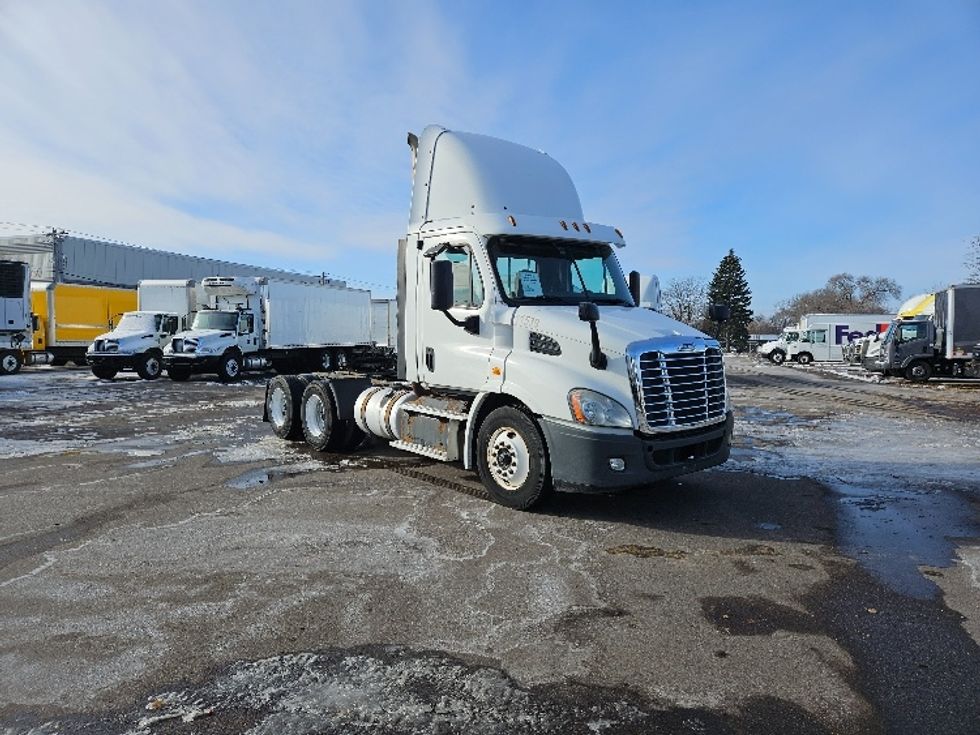 Day Cab Tractor-Heavy Duty Tractors-Freightliner-2013-Cascadia 11364ST-Brooklyn Park-MN-388,403\n\t\tmiles-$ 11,750 - Image 1