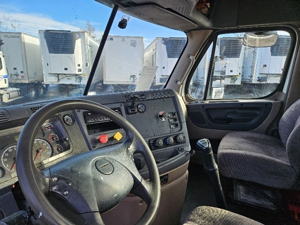 Day Cab Tractor-Heavy Duty Tractors-Freightliner-2013-Cascadia 11364ST-Brooklyn Park-MN-388,403\n\t\tmiles-$ 11,750 - Image 10
