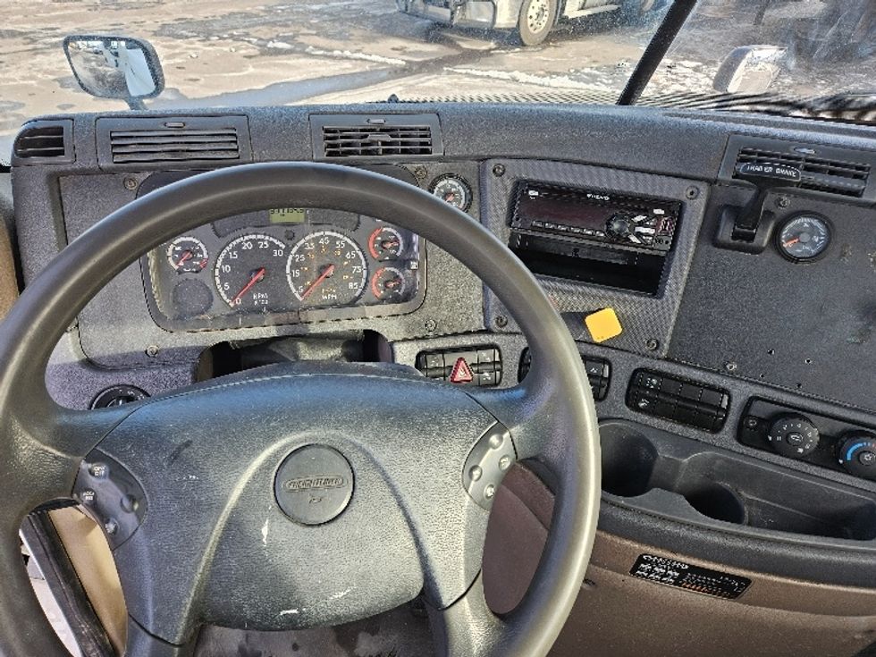 Day Cab Tractor-Heavy Duty Tractors-Freightliner-2013-Cascadia 11364ST-Brooklyn Park-MN-388,403\n\t\tmiles-$ 11,750 - Image 11