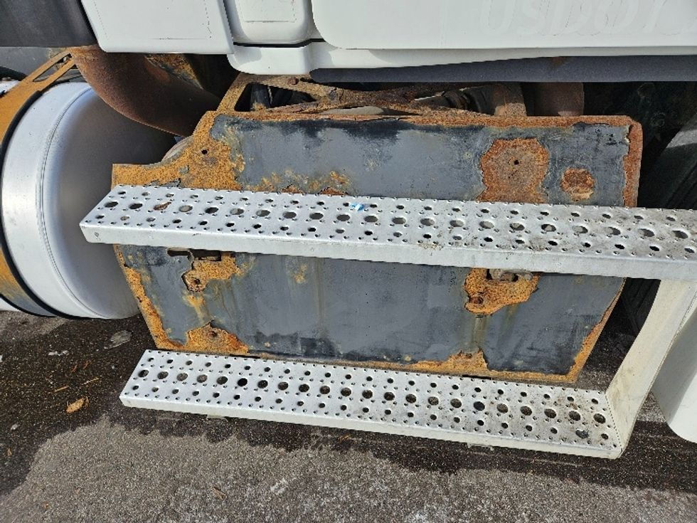 Day Cab Tractor-Heavy Duty Tractors-Freightliner-2013-Cascadia 11364ST-Brooklyn Park-MN-388,403\n\t\tmiles-$ 11,750 - Image 17