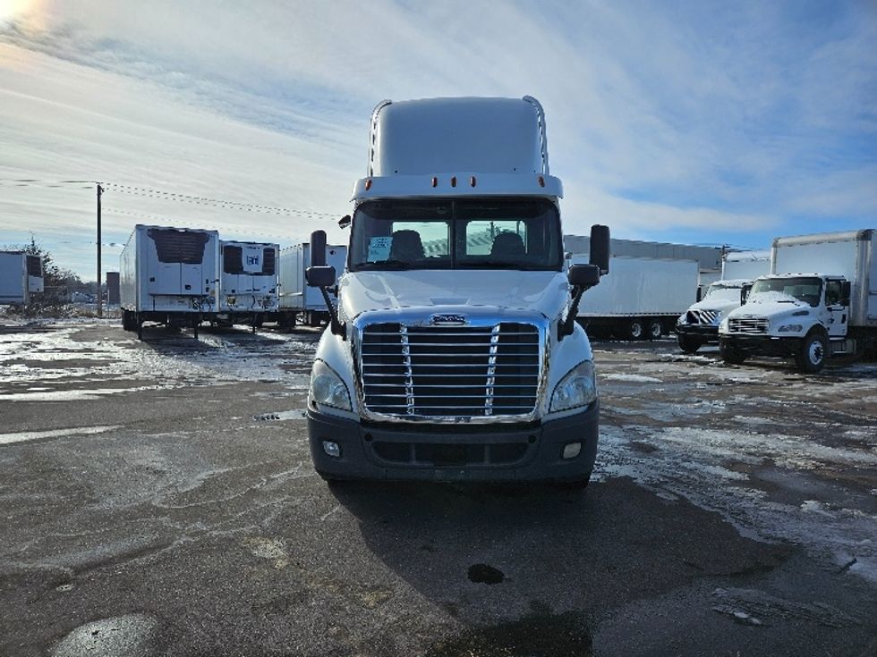Day Cab Tractor-Heavy Duty Tractors-Freightliner-2013-Cascadia 11364ST-Brooklyn Park-MN-388,403\n\t\tmiles-$ 11,750 - Image 2