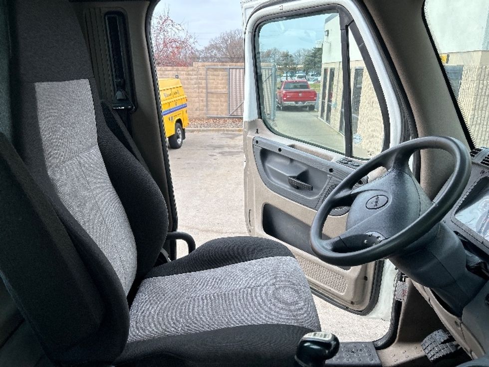 Day Cab Tractor-Heavy Duty Tractors-Freightliner-2013-Cascadia 11364ST-Brooklyn Park-MN-473,565\n\t\tmiles-$ 11,750 - Image 14