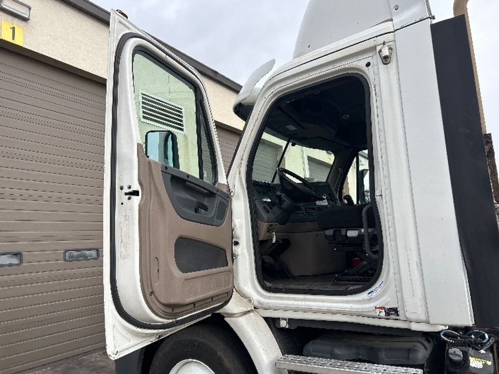 Day Cab Tractor-Heavy Duty Tractors-Freightliner-2013-Cascadia 11364ST-Brooklyn Park-MN-473,565\n\t\tmiles-$ 11,750 - Image 9