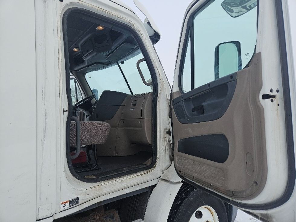 Day Cab Tractor-Heavy Duty Tractors-Freightliner-2013-Cascadia 11364ST-Brooklyn Park-MN-475,957\n\t\tmiles-$ 11,750 - Image 12