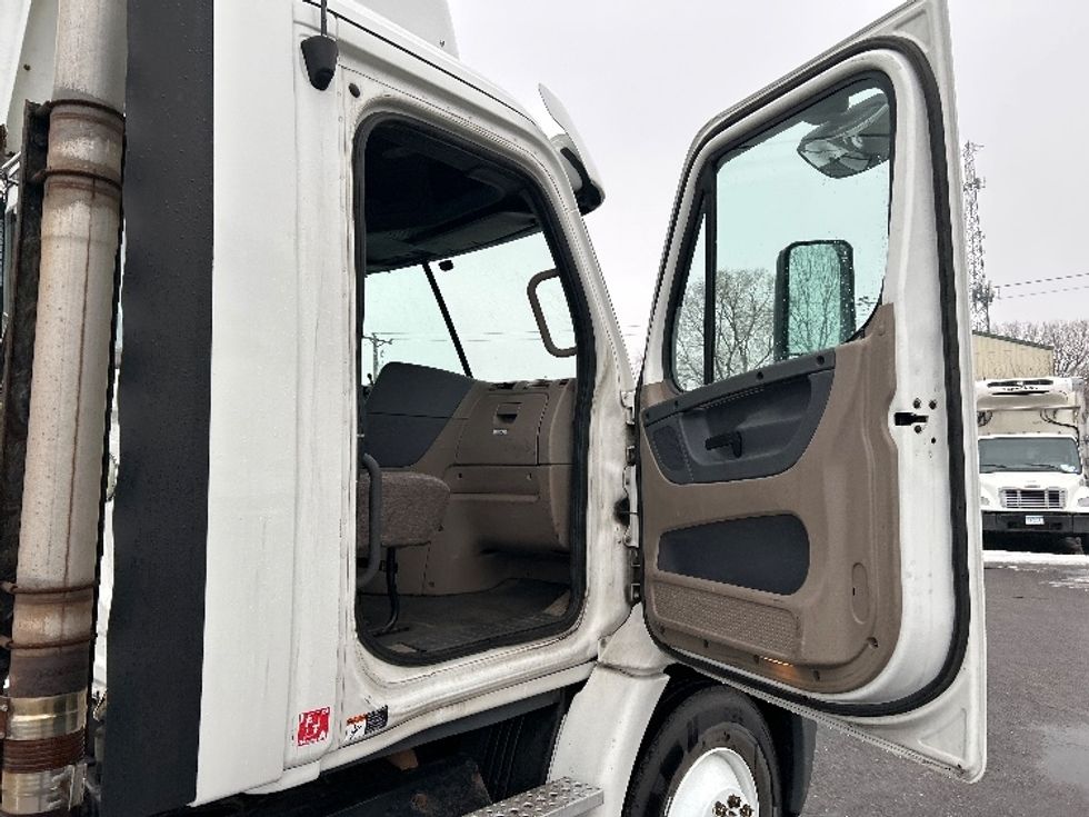 Day Cab Tractor-Heavy Duty Tractors-Freightliner-2013-Cascadia 11364ST-Roseville-MN-505,179\n\t\tmiles-$ 11,750 - Image 12