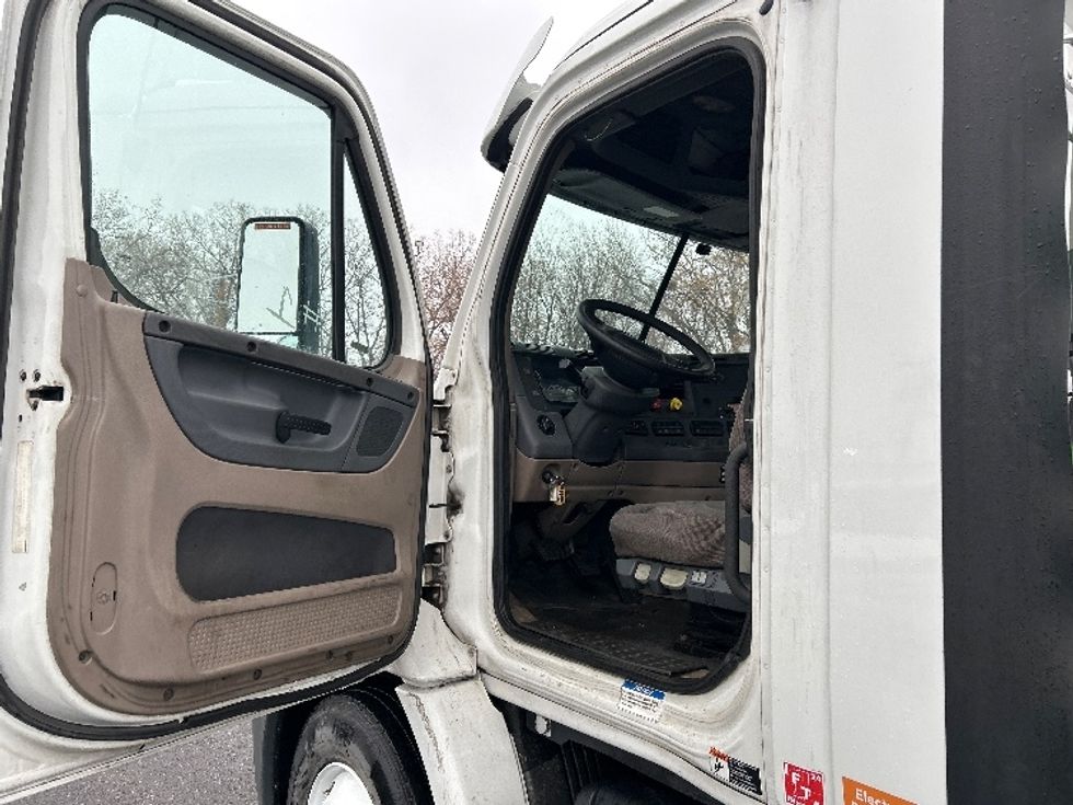 Day Cab Tractor-Heavy Duty Tractors-Freightliner-2013-Cascadia 11364ST-Roseville-MN-505,179\n\t\tmiles-$ 11,750 - Image 9