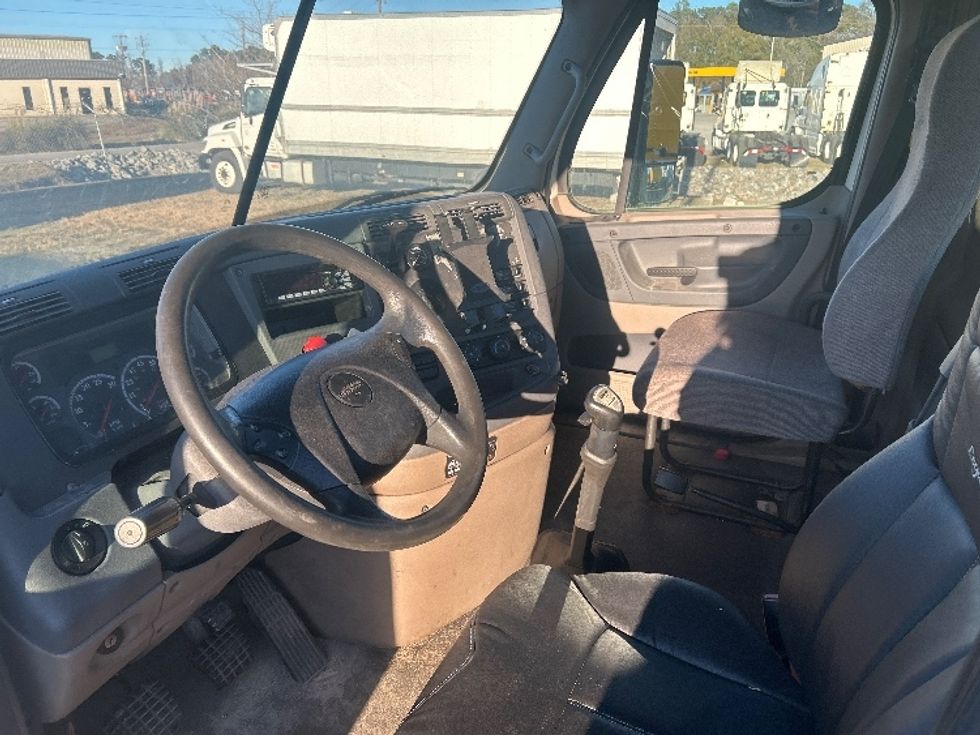 Day Cab Tractor-Heavy Duty Tractors-Freightliner-2013-Cascadia 12564ST-Garden City-GA-435,478\n\t\tmiles-$ 13,000 - Image 10