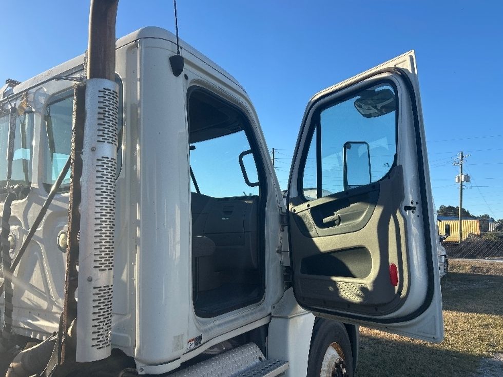 Day Cab Tractor-Heavy Duty Tractors-Freightliner-2013-Cascadia 12564ST-Garden City-GA-435,478\n\t\tmiles-$ 13,000 - Image 12