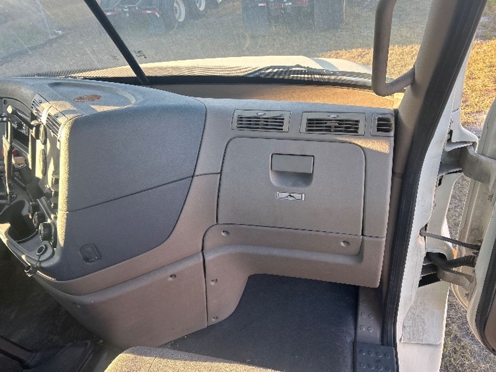 Day Cab Tractor-Heavy Duty Tractors-Freightliner-2013-Cascadia 12564ST-Garden City-GA-435,478\n\t\tmiles-$ 13,000 - Image 13