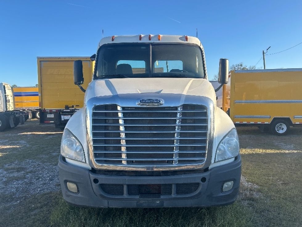 Day Cab Tractor-Heavy Duty Tractors-Freightliner-2013-Cascadia 12564ST-Garden City-GA-435,478\n\t\tmiles-$ 13,000 - Image 2
