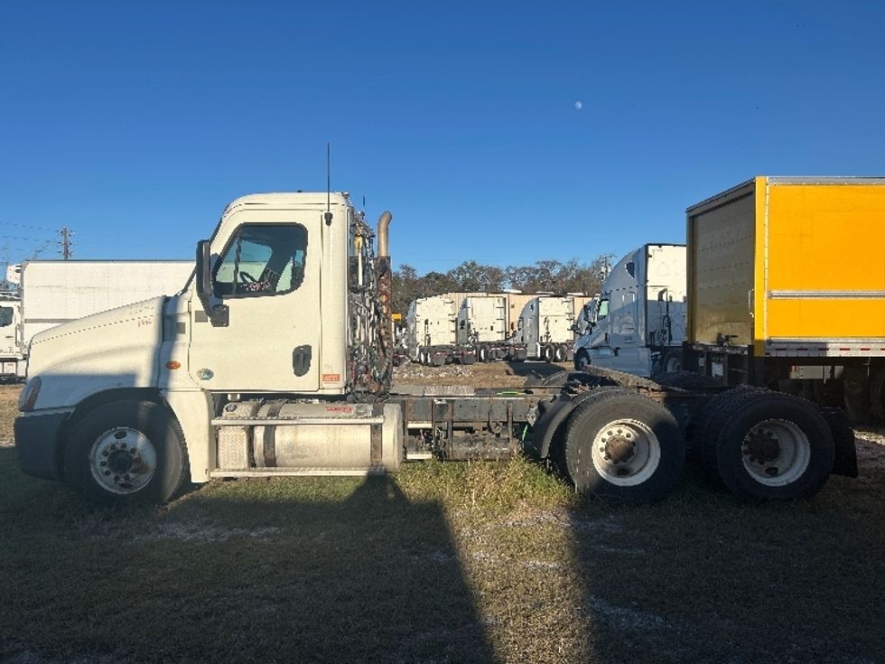 Day Cab Tractor-Heavy Duty Tractors-Freightliner-2013-Cascadia 12564ST-Garden City-GA-435,478\n\t\tmiles-$ 13,000 - Image 4
