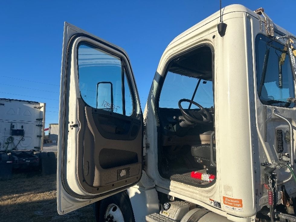 Day Cab Tractor-Heavy Duty Tractors-Freightliner-2013-Cascadia 12564ST-Garden City-GA-435,478\n\t\tmiles-$ 13,000 - Image 9