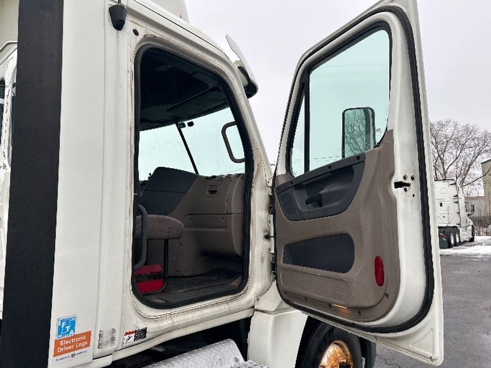 Day Cab Tractor-Heavy Duty Tractors-Freightliner-2013-Cascadia 12564ST-Roseville-MN-440,397\n\t\tmiles-$ 13,000 - Image 12
