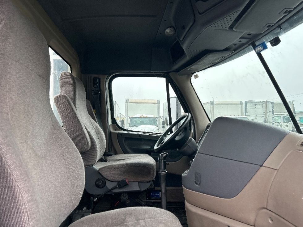 Day Cab Tractor-Heavy Duty Tractors-Freightliner-2013-Cascadia 12564ST-Roseville-MN-440,397\n\t\tmiles-$ 13,000 - Image 14