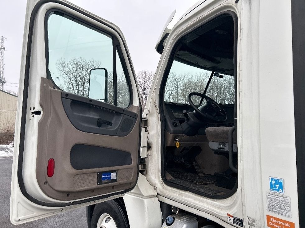 Day Cab Tractor-Heavy Duty Tractors-Freightliner-2013-Cascadia 12564ST-Roseville-MN-440,397\n\t\tmiles-$ 13,000 - Image 9