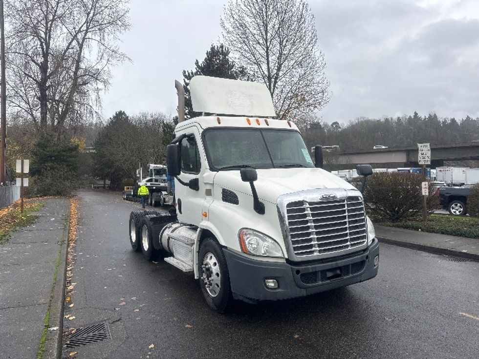 Day Cab Tractor-Heavy Duty Tractors-Freightliner-2013-Cascadia 12564ST-Tukwila-WA-326,677\n\t\tmiles-$ 13,000 - Image 1