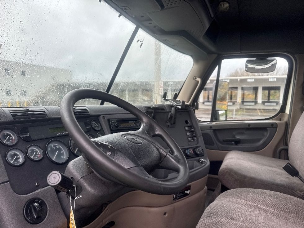 Day Cab Tractor-Heavy Duty Tractors-Freightliner-2013-Cascadia 12564ST-Tukwila-WA-326,677\n\t\tmiles-$ 13,000 - Image 10