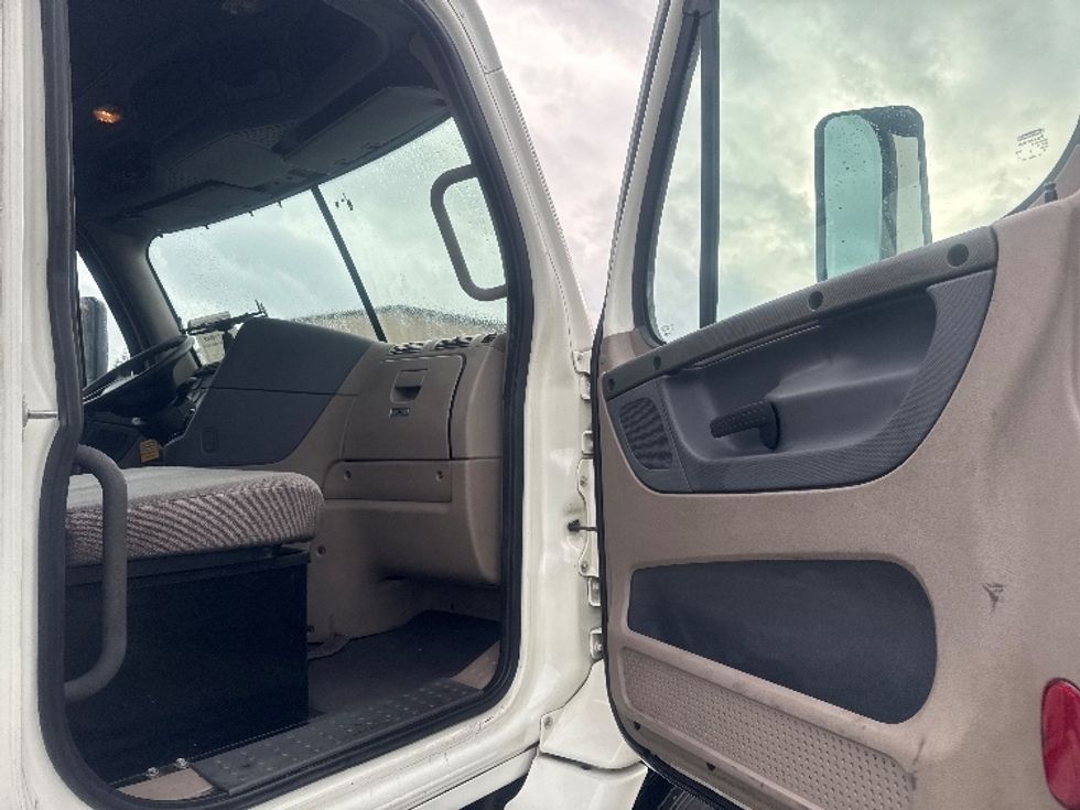 Day Cab Tractor-Heavy Duty Tractors-Freightliner-2013-Cascadia 12564ST-Tukwila-WA-326,677\n\t\tmiles-$ 13,000 - Image 12